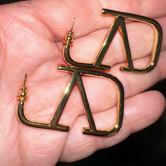 Larger size Luxury style V shaped rectangular hoop earrings hypoallergen… - Picture 4 of 6